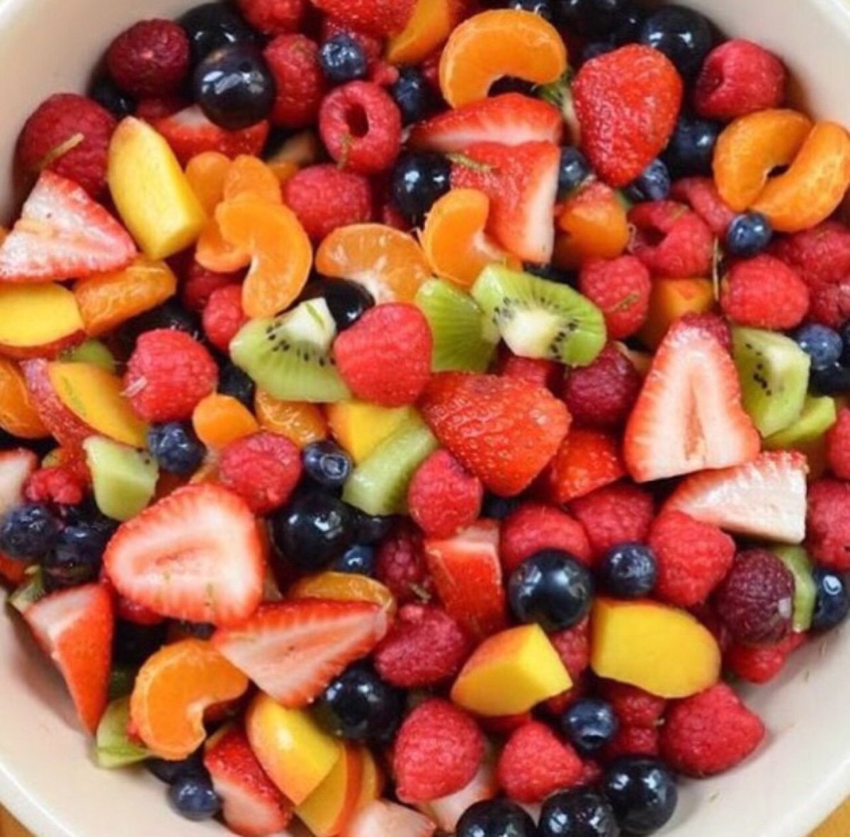 Фруктовая тарелка с клубникой