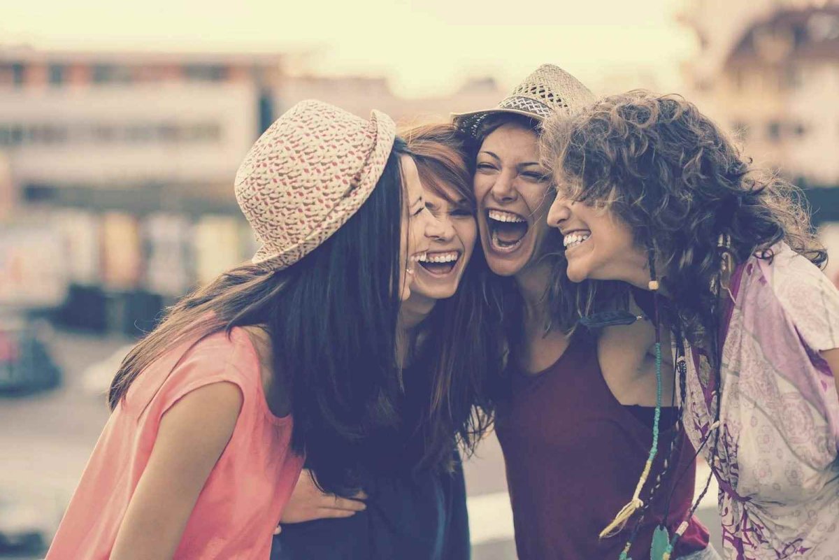 Подруги смеются