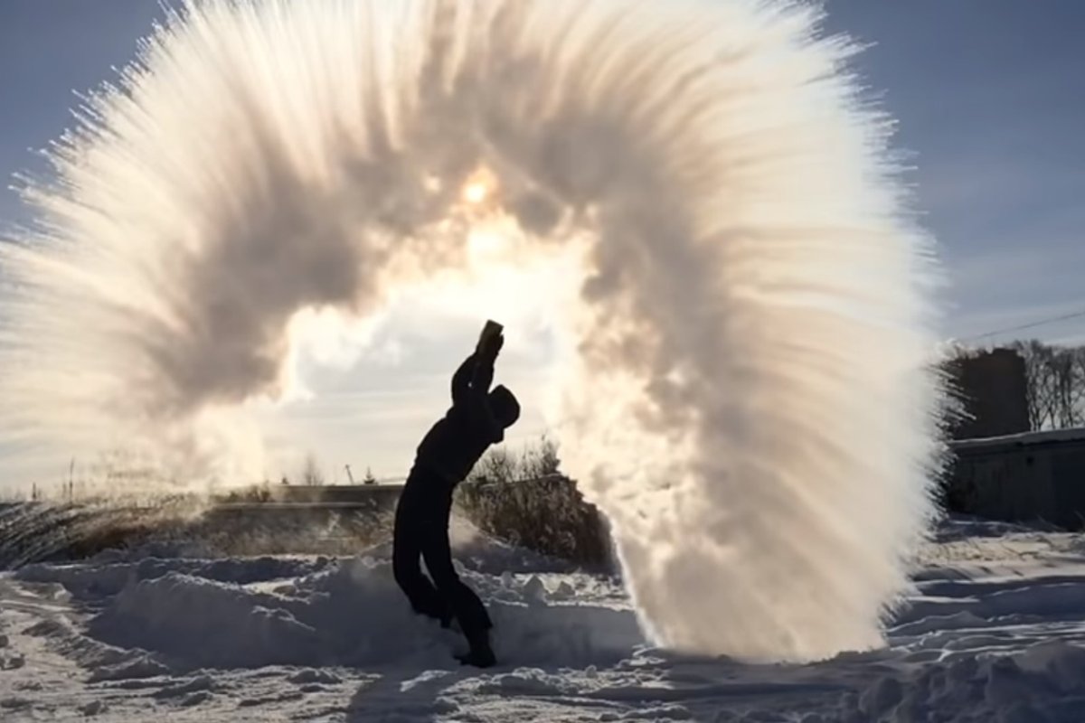 Горячая вода на морозе