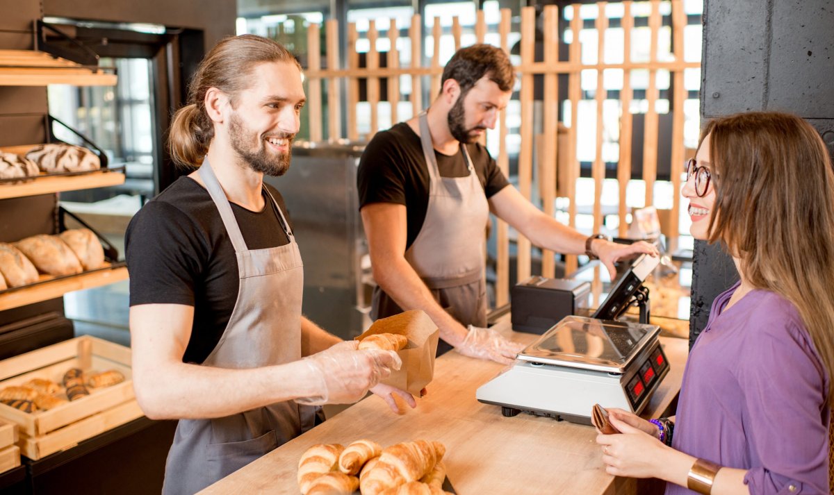 Покупатель в пекарне