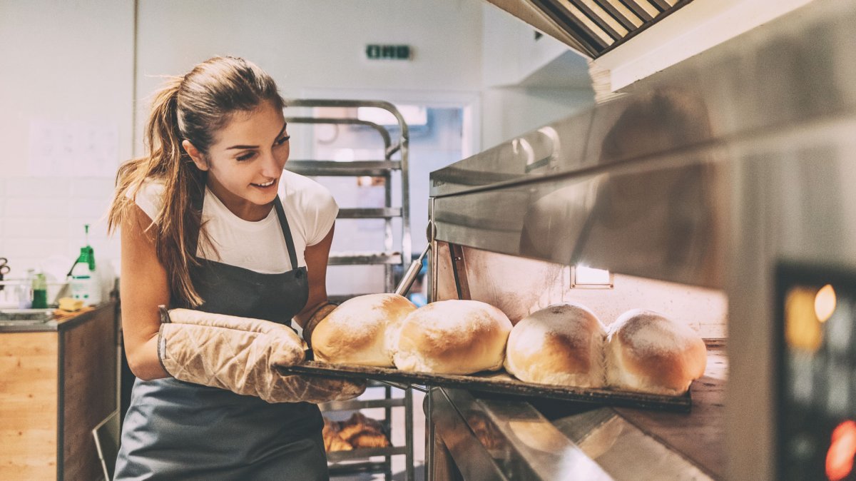 Пекарь с булками