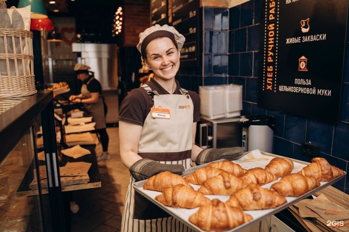 Покупатели в кондитерской