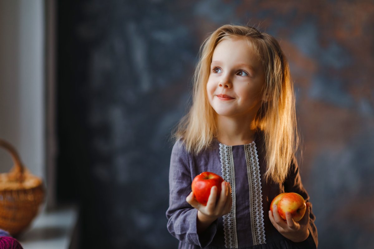 Маленькая девочка с яблоком