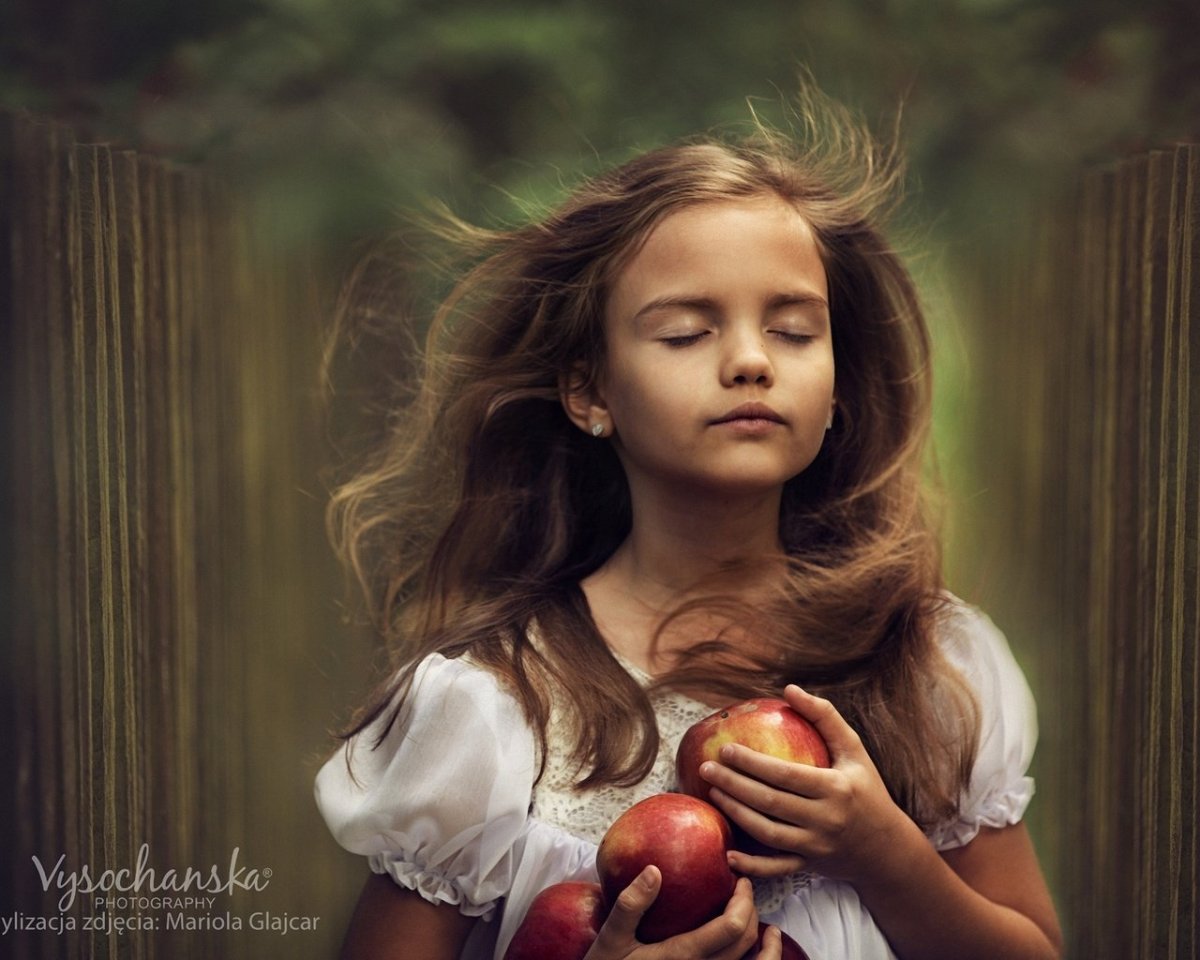Девочка с яблоками