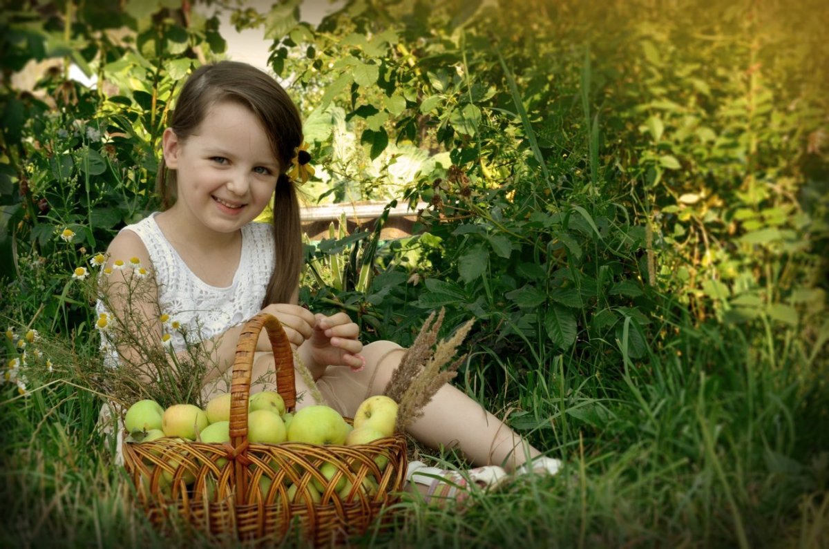 Фотосессия с яблоками детская