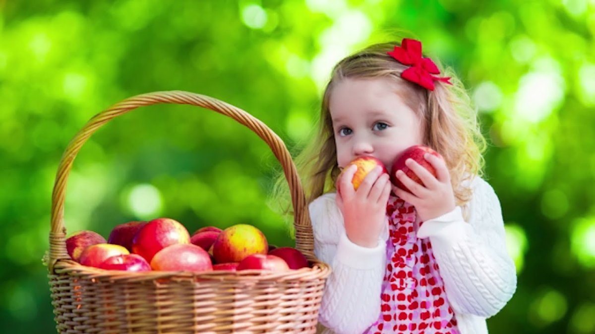 Девочка-подросток с яблоками