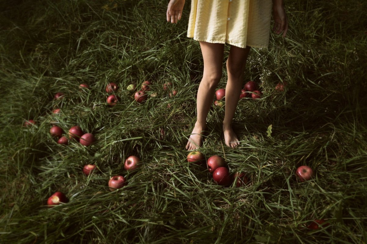 Девушка с яблоком