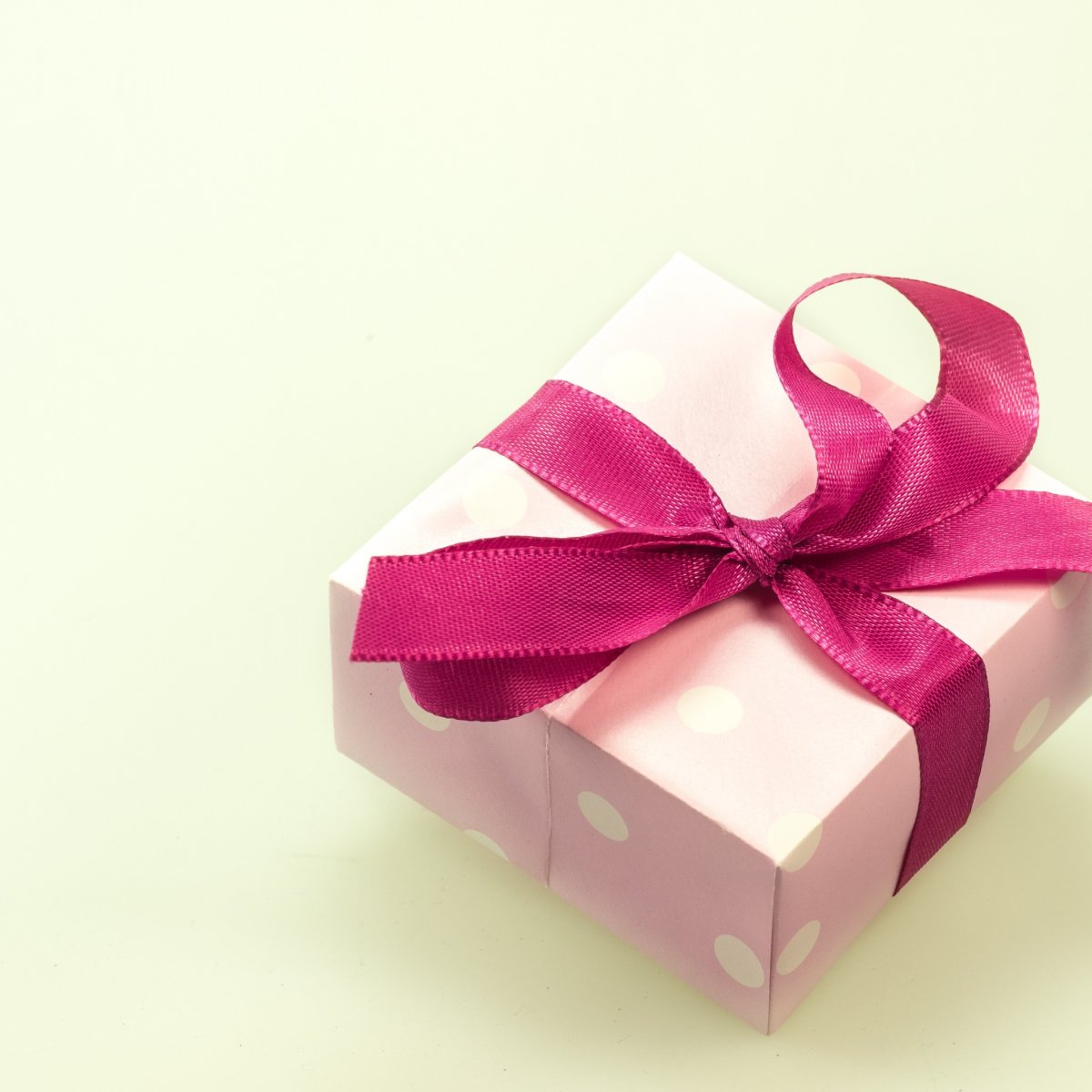 Подарок с розовой лентой