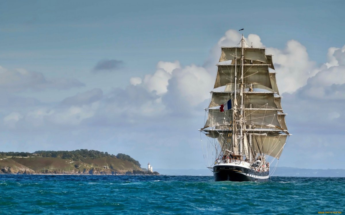 Корабль в море