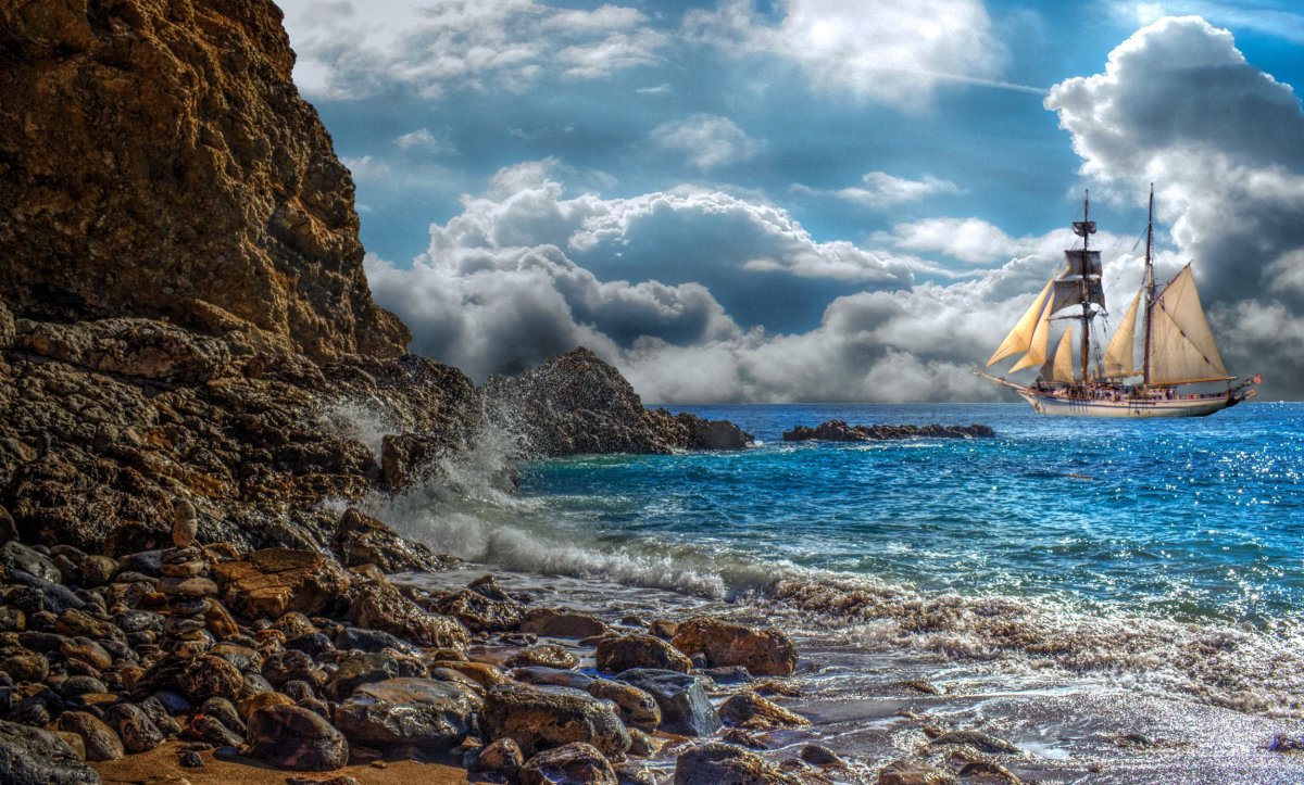 Красивый корабль в море