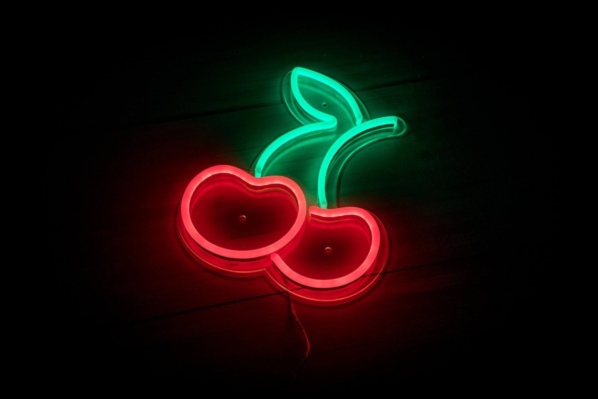 Неоновая вишня на черном фоне