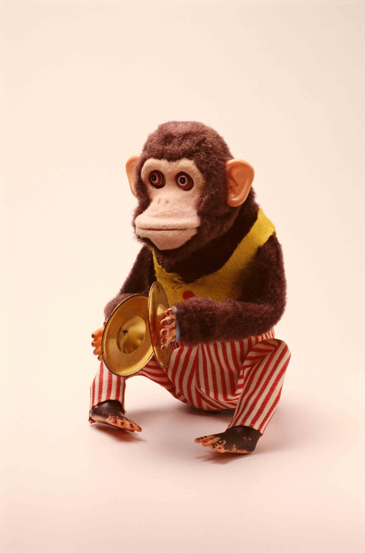 Обезьяна с музыкальным инструментом