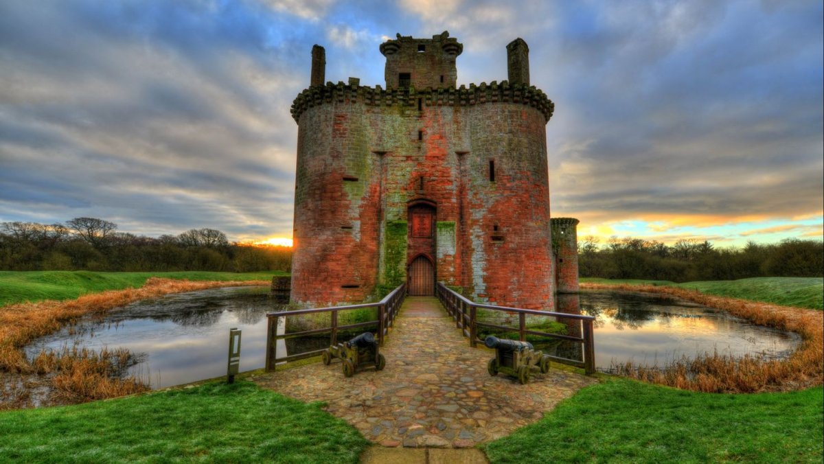 Забор в виде крепостных стен