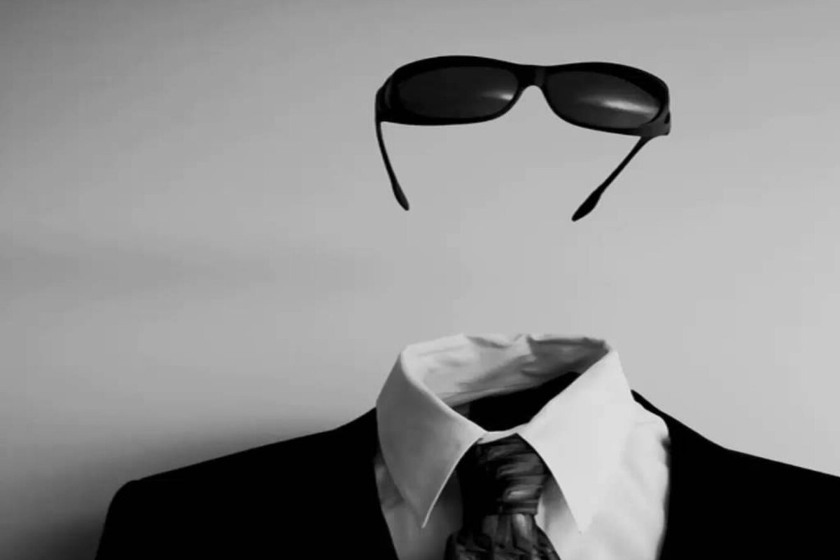 Человек невидимка в очках