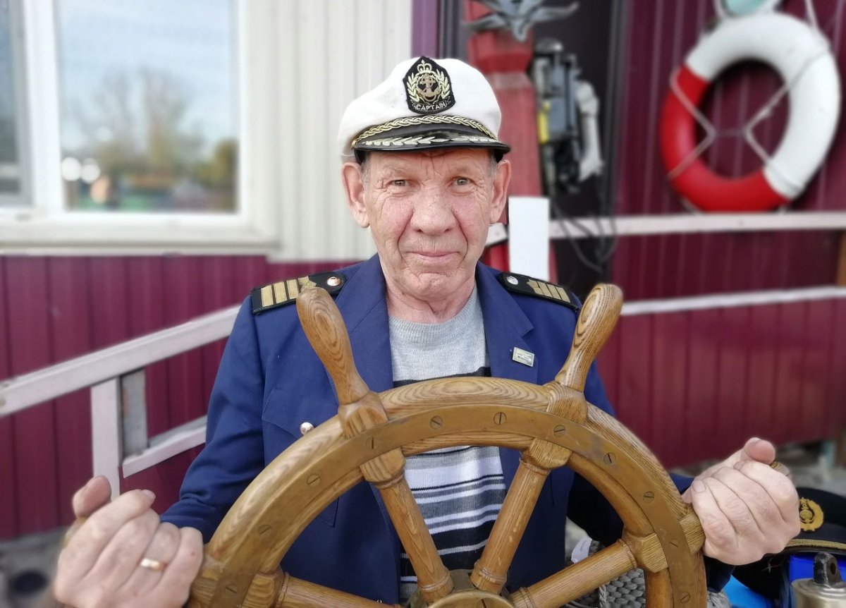 Капитан теплохода Юрий Михайлович