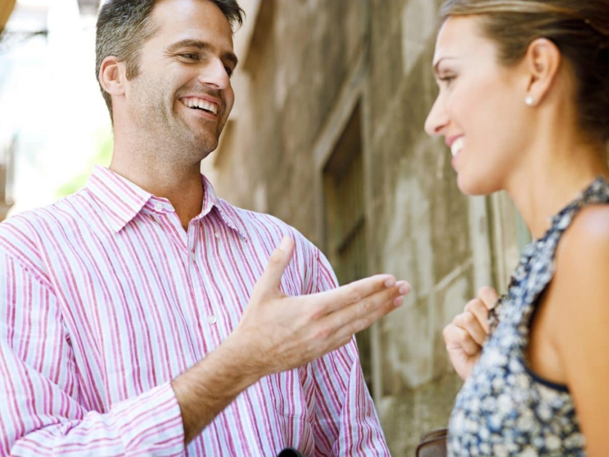 Человека хвалят