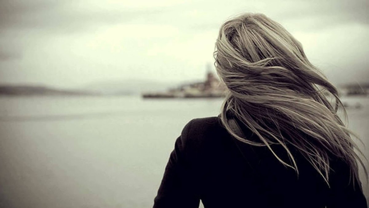 Грустная блондинка