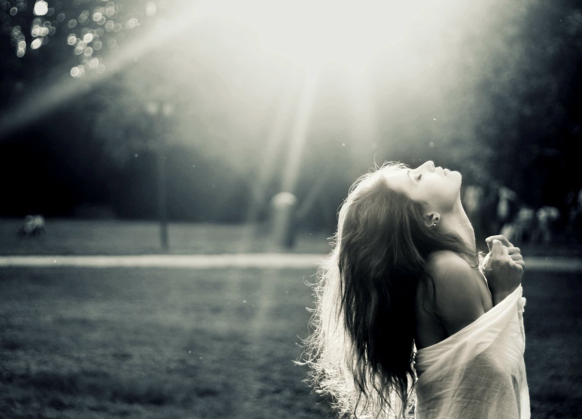 Одинокая девушка