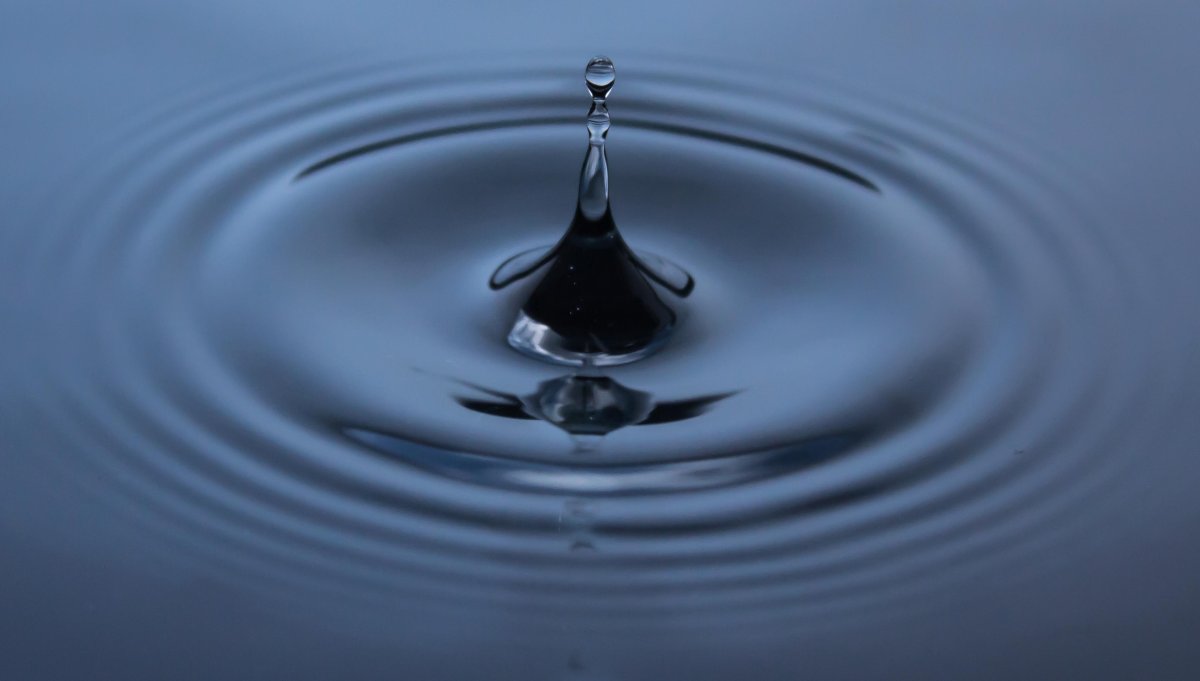 Капля падает в воду