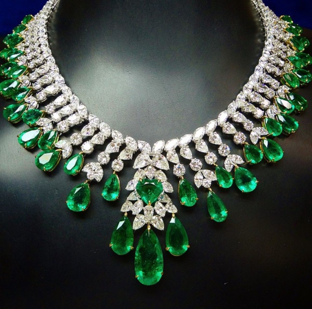 Мусатов Изумрудное ожерелье