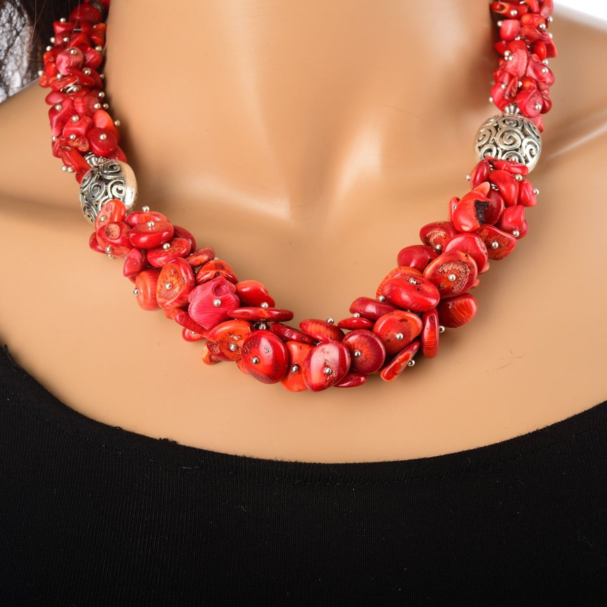 Колье с красными камнями