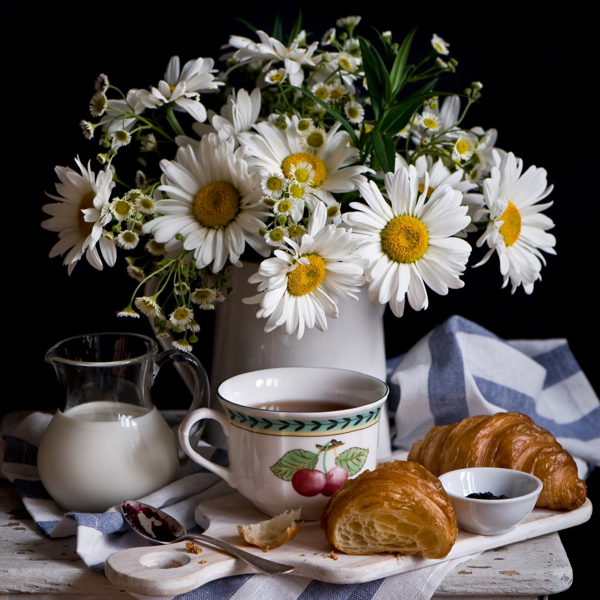 Чашечка кофе и букет ромашек