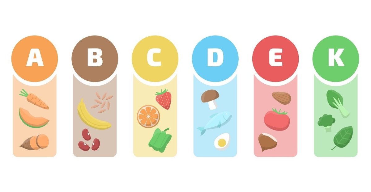 Витамины таблетки и фрукты