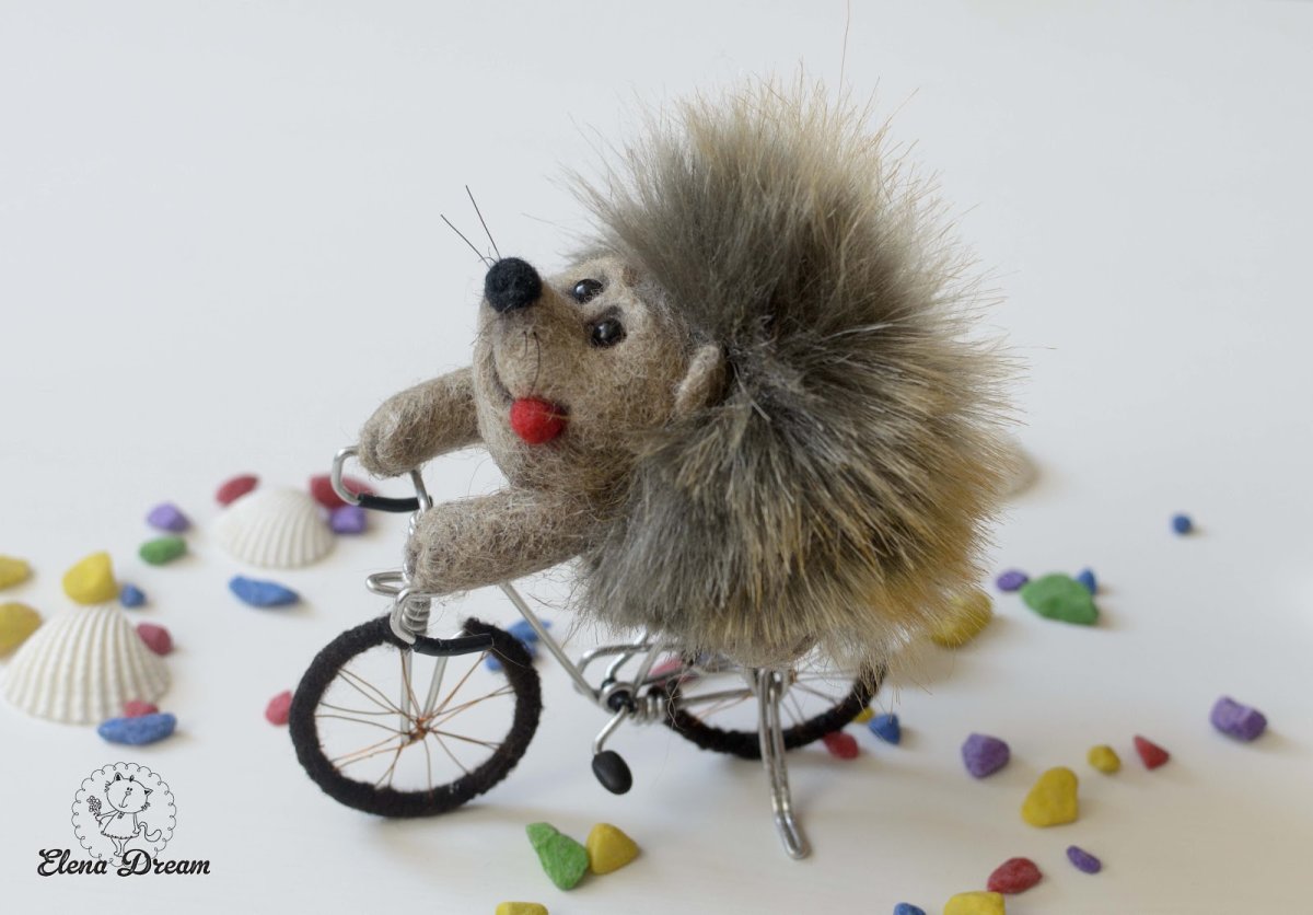 Еж на велосипеде