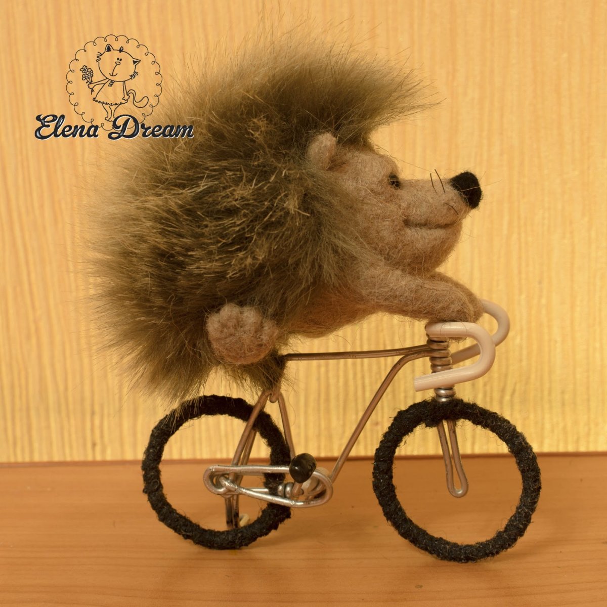 Ежик рисованный на велосипеде