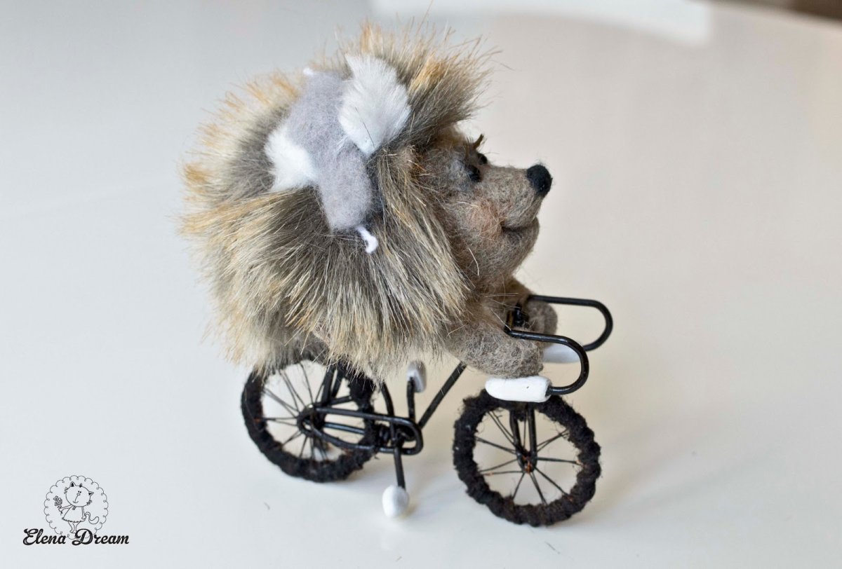 Ежик на велосипеде