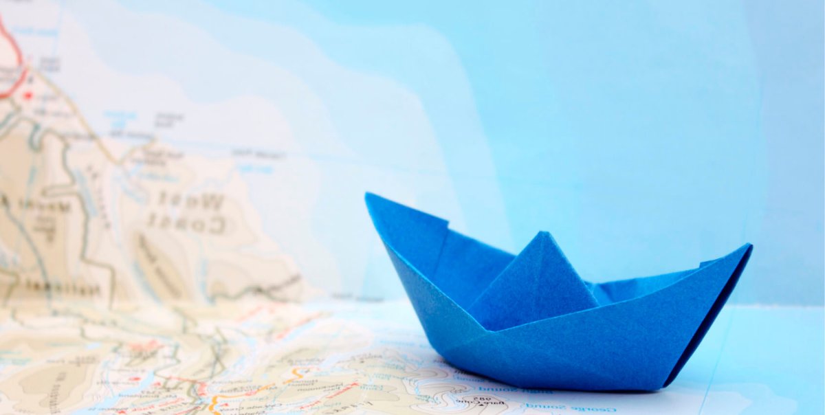 Голубой кораблик из бумаги