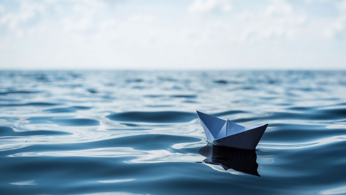 Бумажный кораблик в море