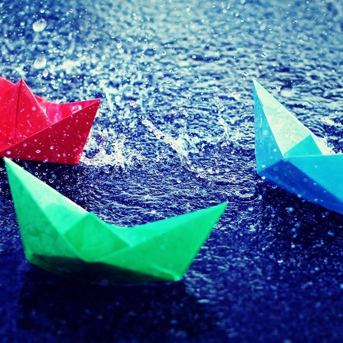 Бумажные кораблики в бассейне