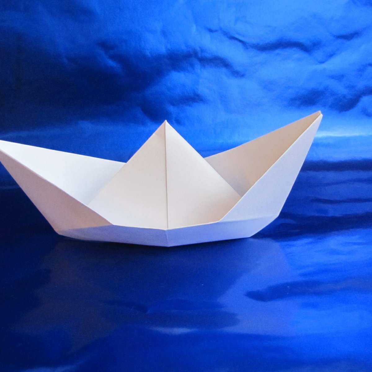Огромный бумажный кораблик