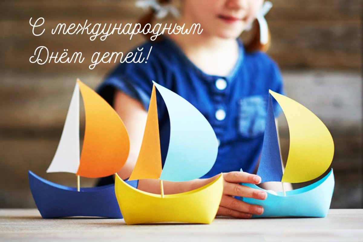 Фотосессия с бумажными корабликами