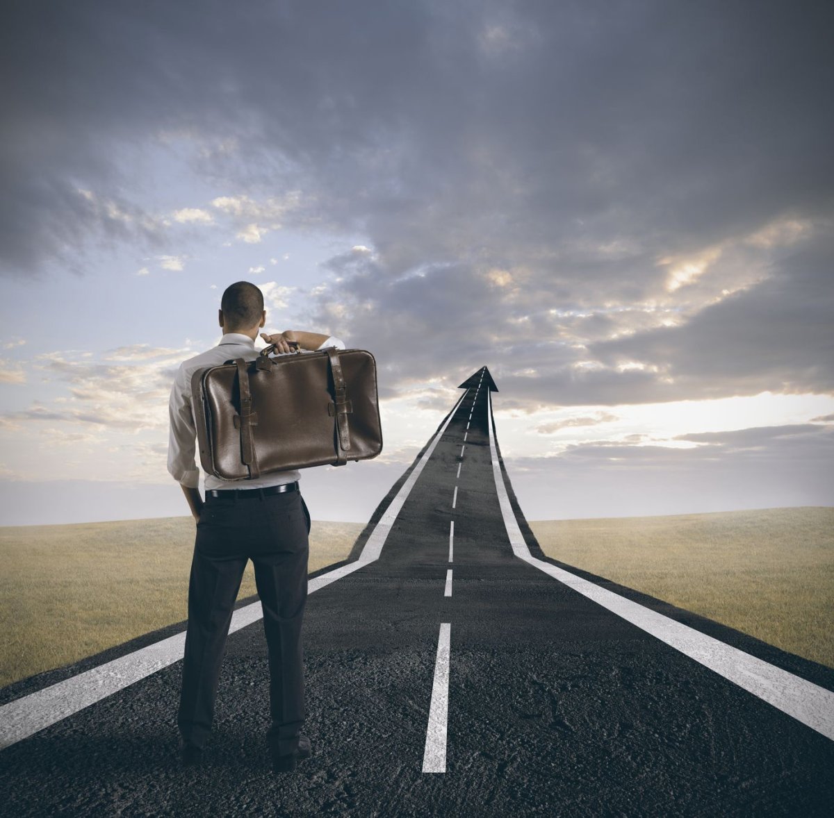 Рыжая девочка на море