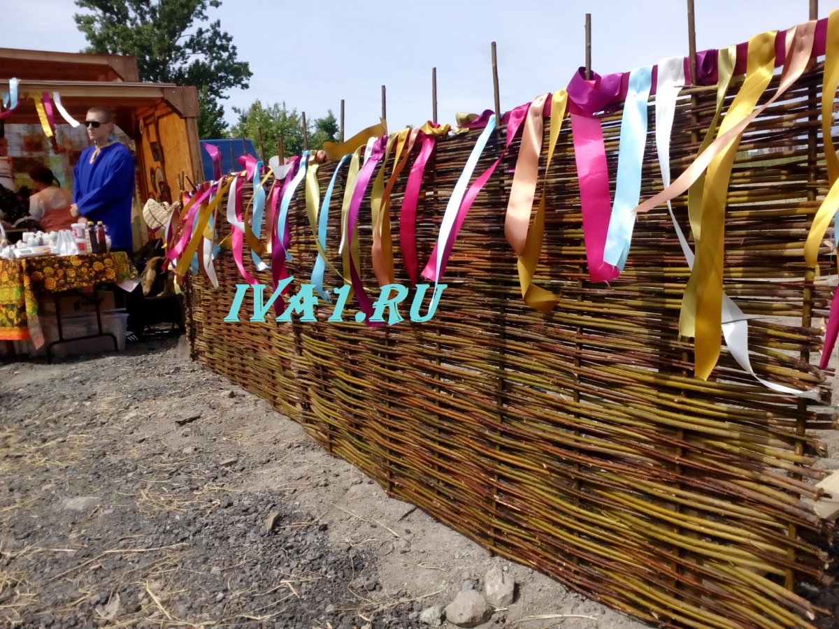 Украшение плетеного забора