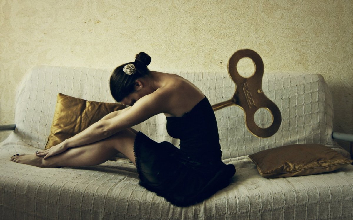 Усталая девушка