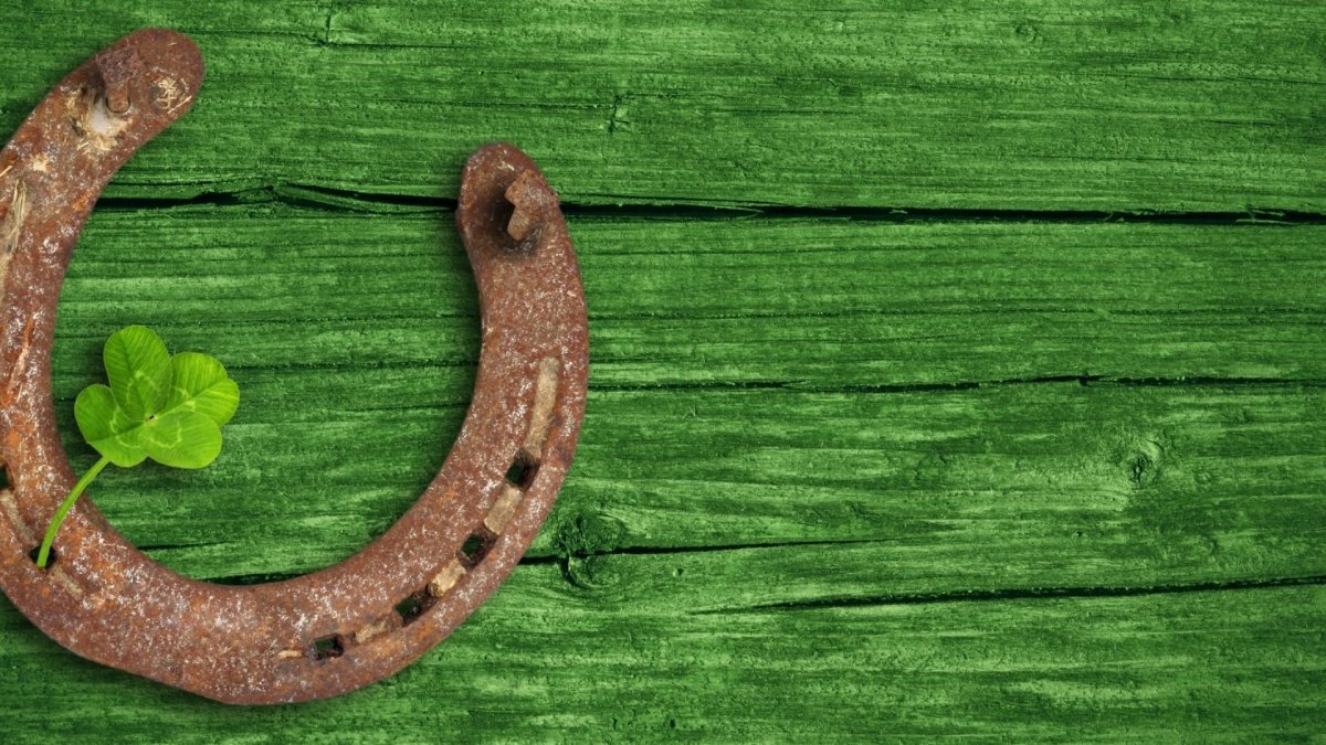 Подкова на стене