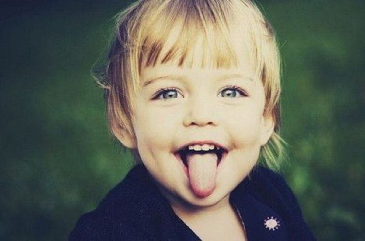 Малыш показывает язык