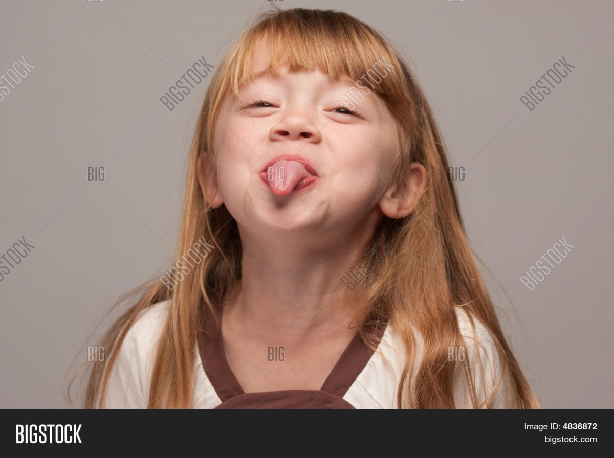 Маленькие девочки с высунутым языком