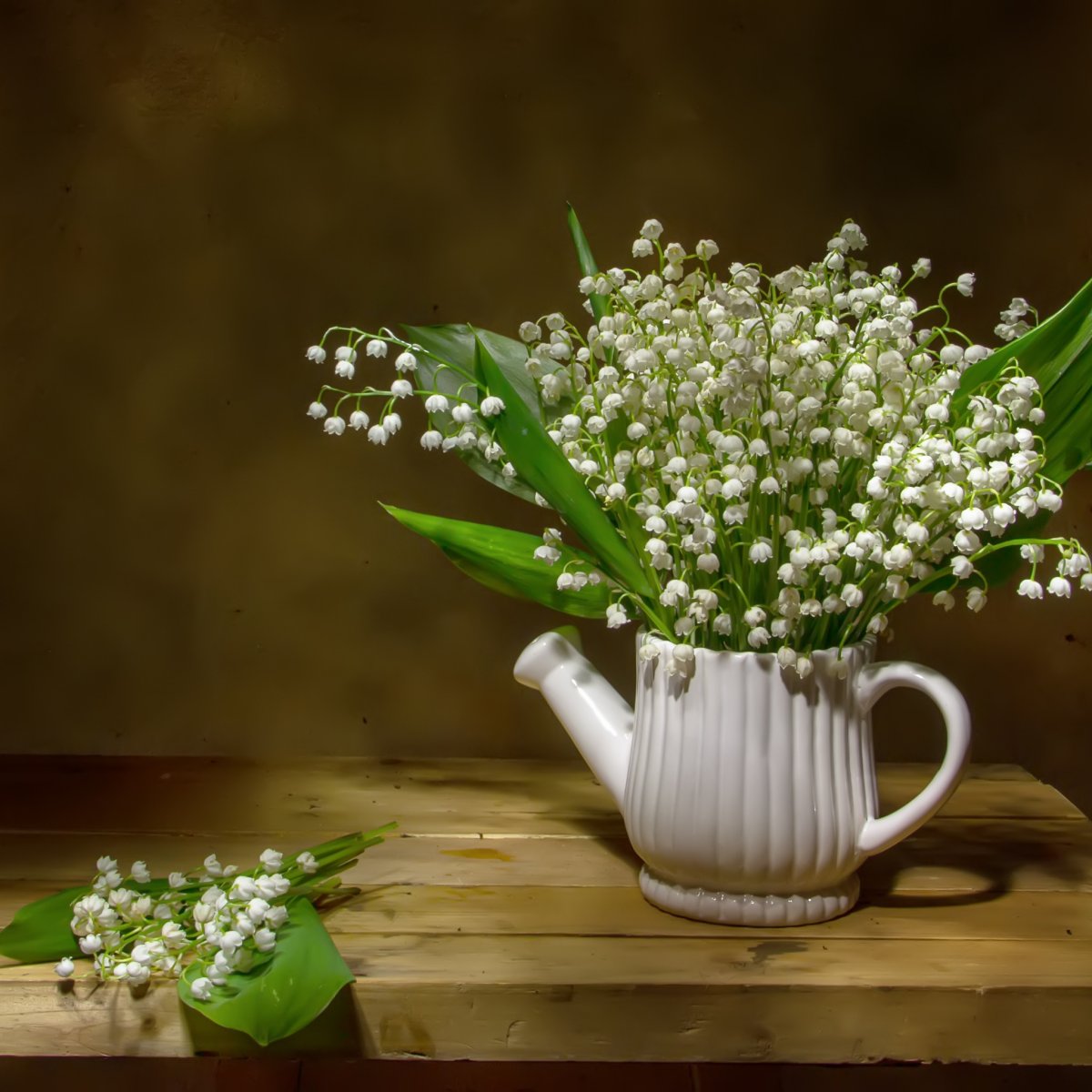 Ландыши на столе вид сверху