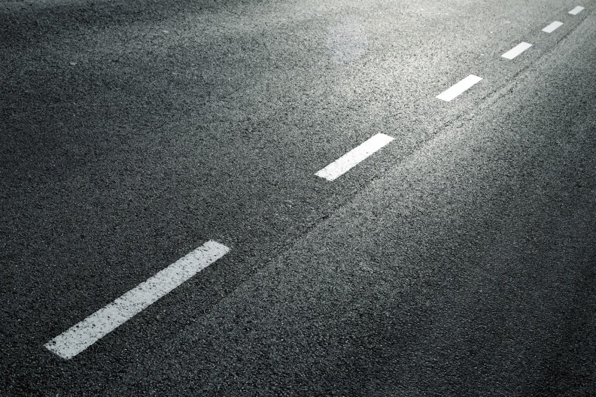 Оранжевая разметка на дороге