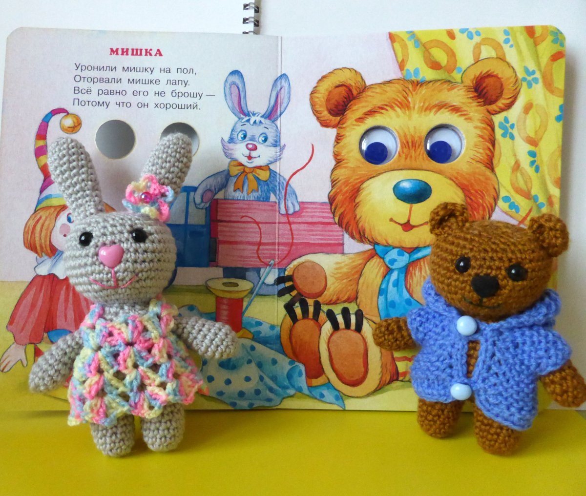 Выставка с игрушками в библиотеке а.Барто