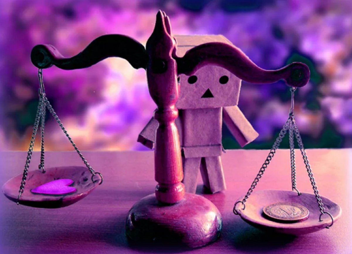 Весы деньги и любовь