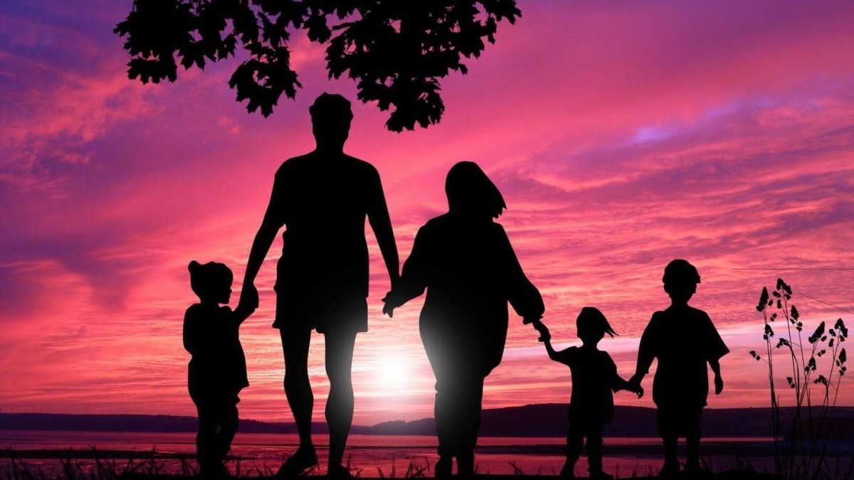 Силуэт счастливой семьи