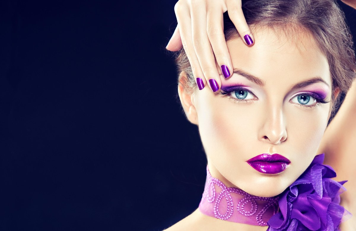 Девушка с макияжем