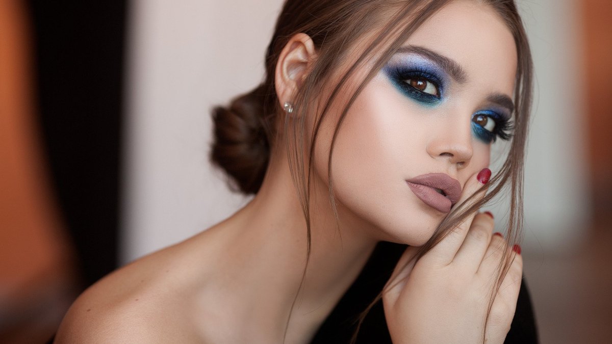 Девушка с красивым макияжем