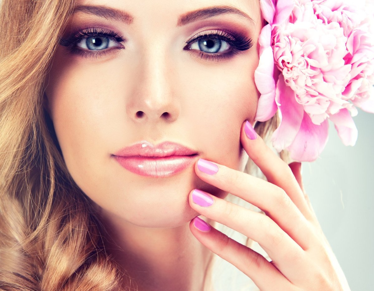 Девушка с маникюром
