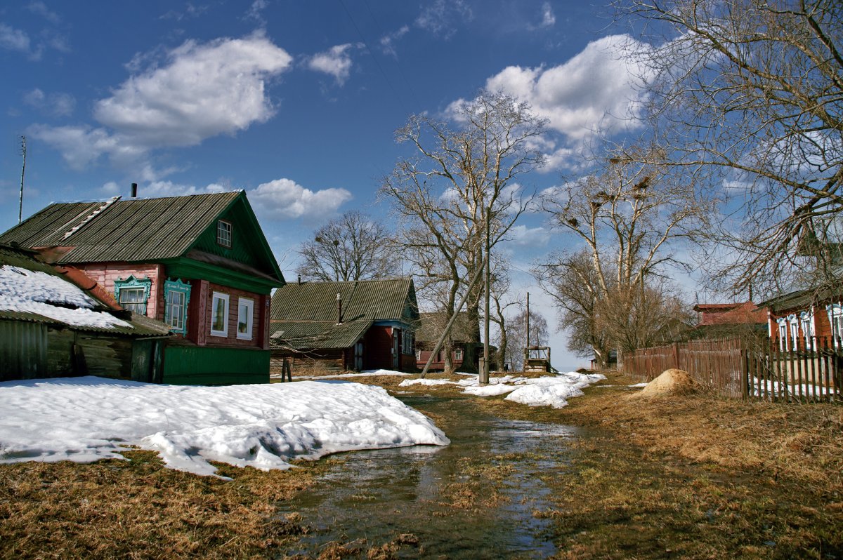 Деревенский домик весной